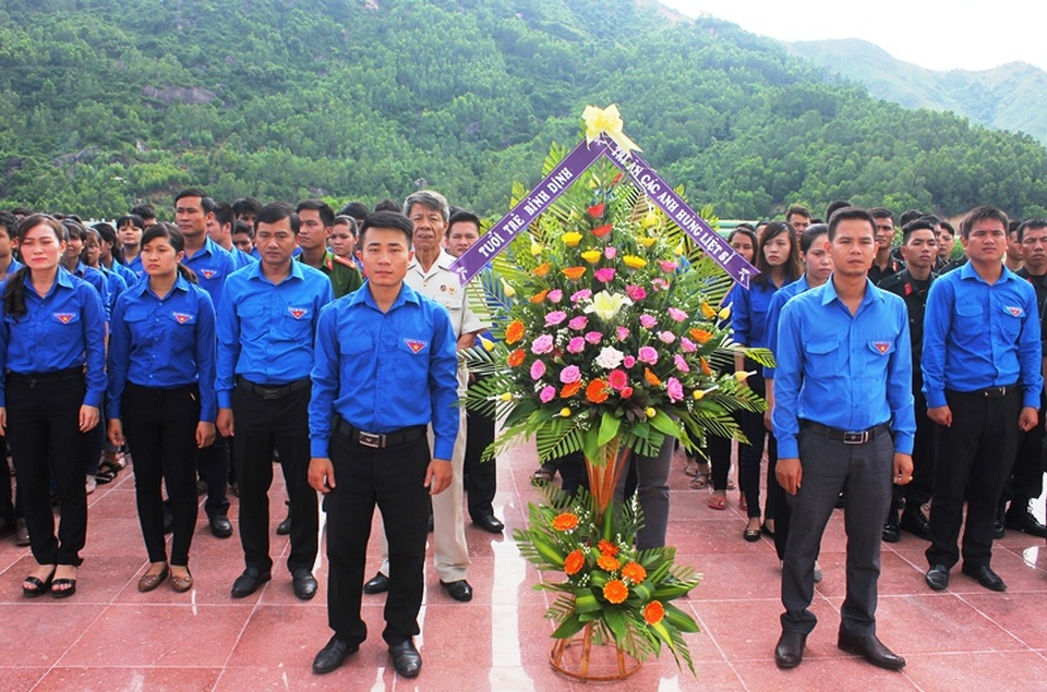 Tuổi trẻ Bình Định, Huế với truyền thống “Uống nước nhớ nguồn” - 1
Đoàn “Hành trình theo bước chân những người anh hùng” dâng hoa tượng đài tại Di tích Trại giam nữ tù binh Phú Tài (TP Quy Nhơn) vào chiều 26/7.
