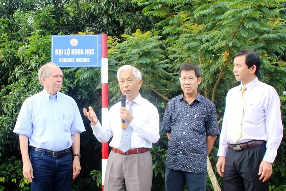 “Đại Lộ Khoa Học” đầu tiên tại Việt Nam - 1 GS. Nobel Vật lý 1999 Gerardus ’t Hooft (ngoài cùng trái) cùng GS. Trần Thanh Vân, ông Trần Châu, Phó Chủ tịch UBND tỉnh Bình Định (ngoài cùng phải) dự lễ khai trương con đường “Đại Lộ Khoa Học” đầu tiên tại Việt Nam.