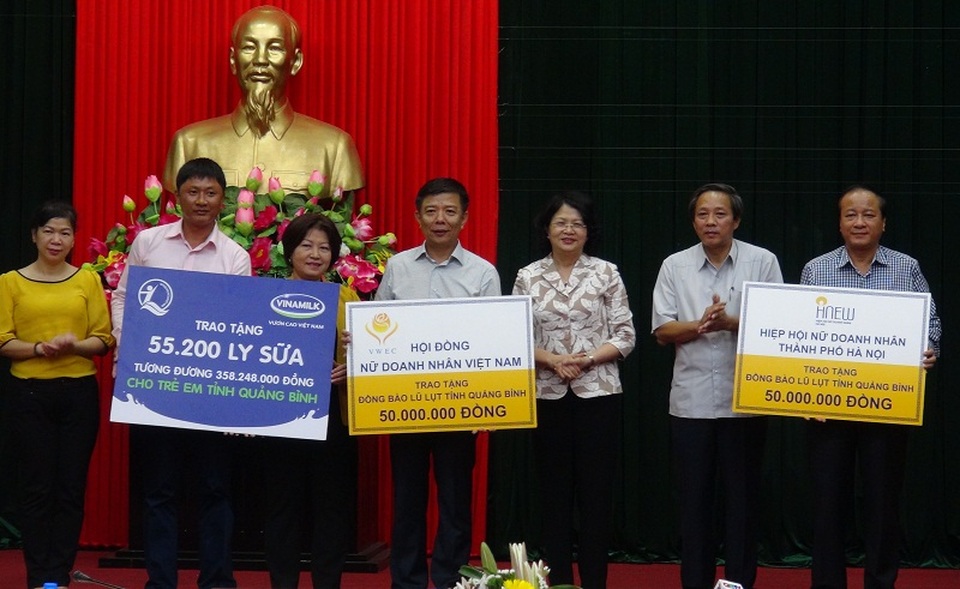 Phó Chủ tịch nước Đặng Thị Ngọc Thịnh động viên người dân vùng bão - 2 Phó Chủ tịch nước Đặng Thị Ngọc Thịnh và các doanh nghiệp hỗ trợ cho tỉnh Quảng Bình sau bão số 10