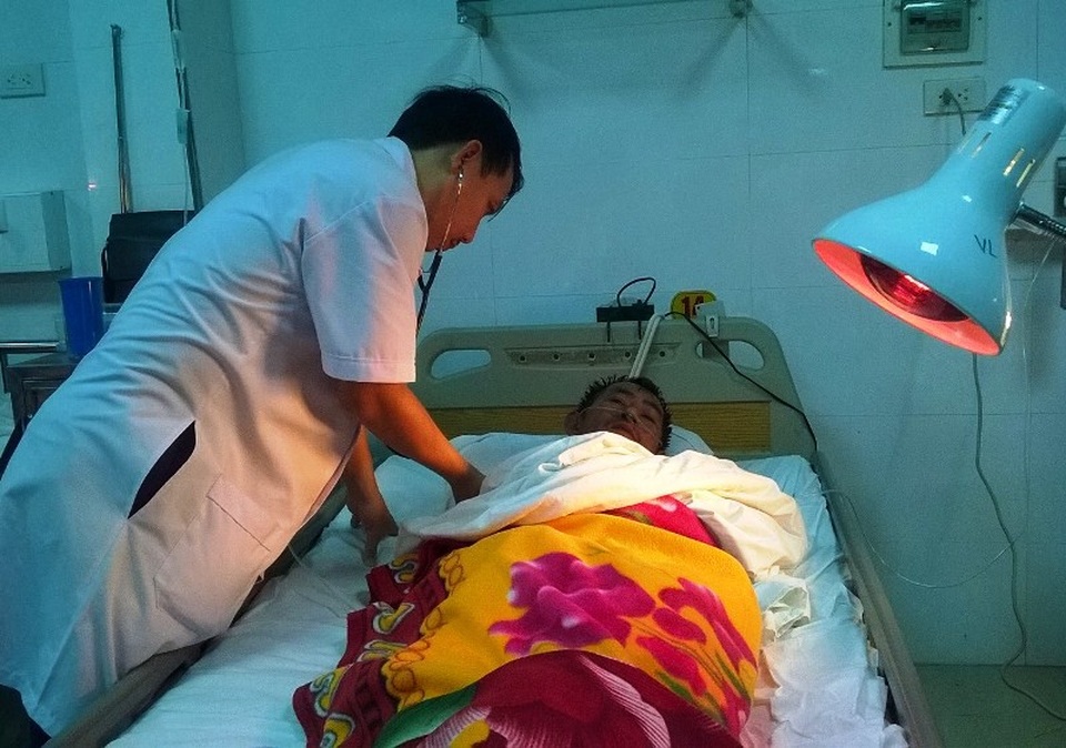 90 chiến sĩ biên phòng cứu 71 thuyền viên trong bão dữ - 2 Bác sĩ thăm khám cho các thuyền viên bị nạn