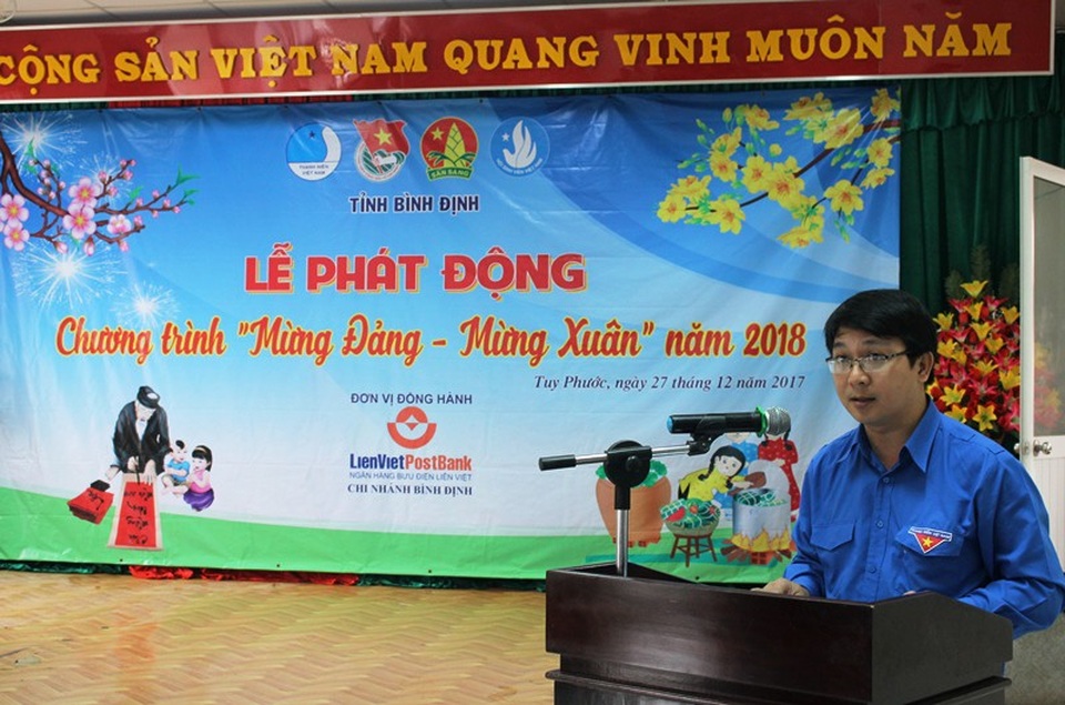 Bình Định: Thanh niên xắn quần, lội ruộng giúp dân khắc phục hậu quả lũ - 1 Anh Lương Đình Tiên, Phó Bí thư Tỉnh đoàn Bình Định