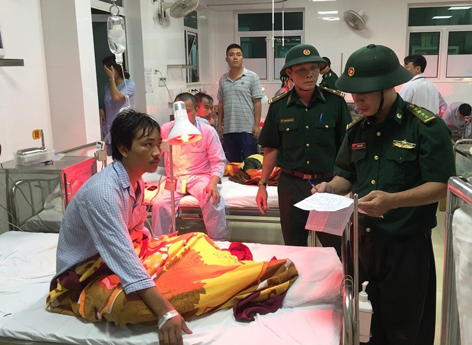 90 chiến sĩ biên phòng cứu 71 thuyền viên trong bão dữ - 4 Bộ đội biên phòng tỉnh Bình Định hỏi thăm sức khỏe các thuyền viên