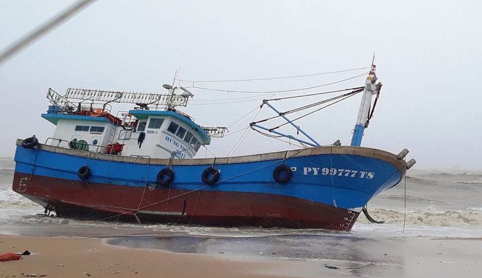 Điều tra các tàu không vào cảng trú bão, làm thuyền viên chết, mất tích - 6 Tàu cá bị của ngư dân Phú Yên bị bão số 12 đánh dạt vờ biển Quy Nhơn (Bình Định).