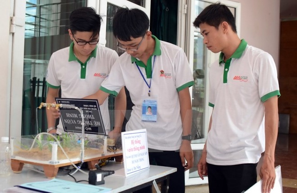 Chỉ số Đổi mới sáng tạo toàn cầu của Việt Nam tăng 12 bậc - 1 Các thí sinh kiểm tra lại hoạt động của sản phẩm sáng tạo trong môn thi Phần mềm sáng tạo tại Hội thi tin học trẻ toàn quốc. (Ảnh: Quốc Dũng/TTXVN).