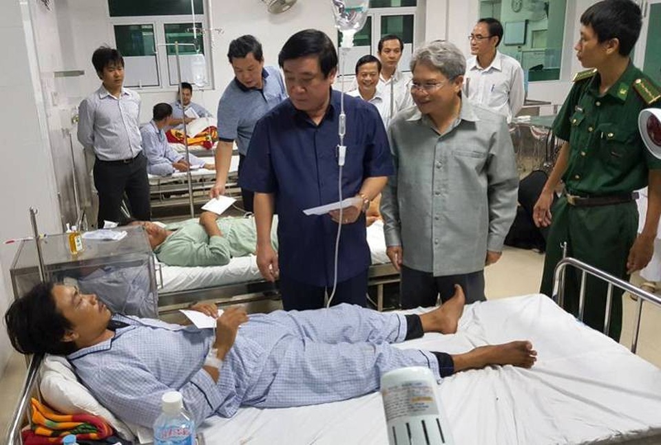 Điều tra các tàu không vào cảng trú bão, làm thuyền viên chết, mất tích - 4 Bí thư Tỉnh ủy Bình Định Nguyễn Thanh Tùng thăm hỏi, động viên các thuyền viên bị nạn đang điều trị tại Bệnh viện Phong - Da liễu Trung ương Quy Hòa (TP Quy Nhơn).