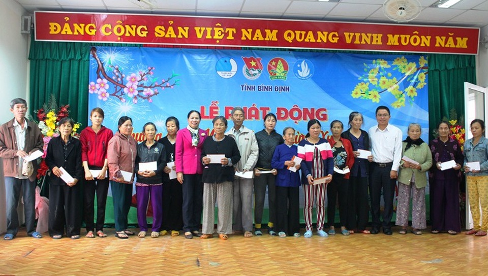 Bình Định: Thanh niên xắn quần, lội ruộng giúp dân khắc phục hậu quả lũ - 2 Tặng quà cho người dân vùng lũ tỉnh Bình Định