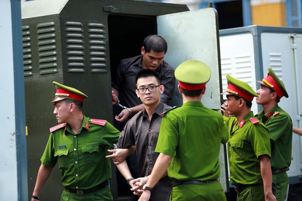 Băng khủng bố lên kế hoạch đặt bom xăng hàng loạt địa điểm công cộng - 2 Bị cáo Thiện (đeo kính) người trực tiếp ra lệnh cho bị cáo Vy kích nổ quả bom tại sân bay Tân Sơn Nhất (ảnh: CTV).