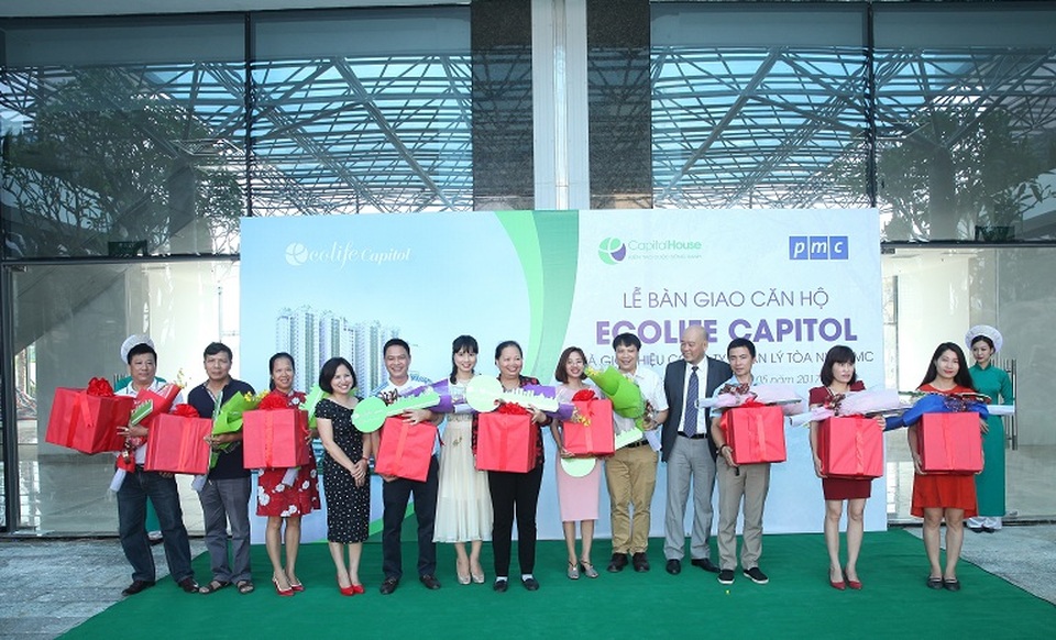 “Tòa tháp xanh” EcoLife Capitol chào đón những cư dân đầu tiên - 2 Cư dân đầu tiên của EcoLife Capitol vui mừng nhận chìa khóa căn hộ của mình.