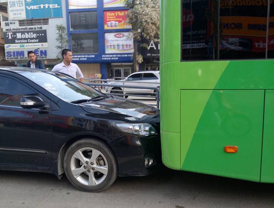 Xe biển xanh lấn làn, “húc” đuôi xe buýt nhanh - 1 Xe biển xanh lấn làn, “húc” đuôi xe buýt nhanh - 1