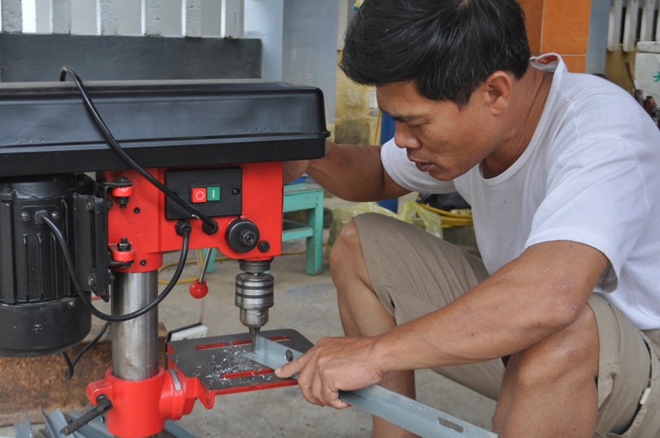 Gặp “kỹ sư hai lúa” chế tạo máy gieo đậu không động cơ - 1 Ông Tiếp đang từng ngày nghiên cứu, cải tiến sản phẩm của mình