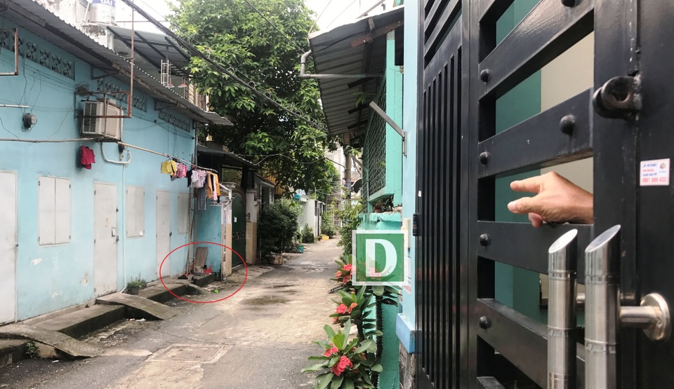 Vị trí để rác trước phòng trọ của tài xế Tuấn, nơi công an phát hiện 2 khẩu súng (chưa rõ chủng loại, nghi súng bắn đạn cao su).