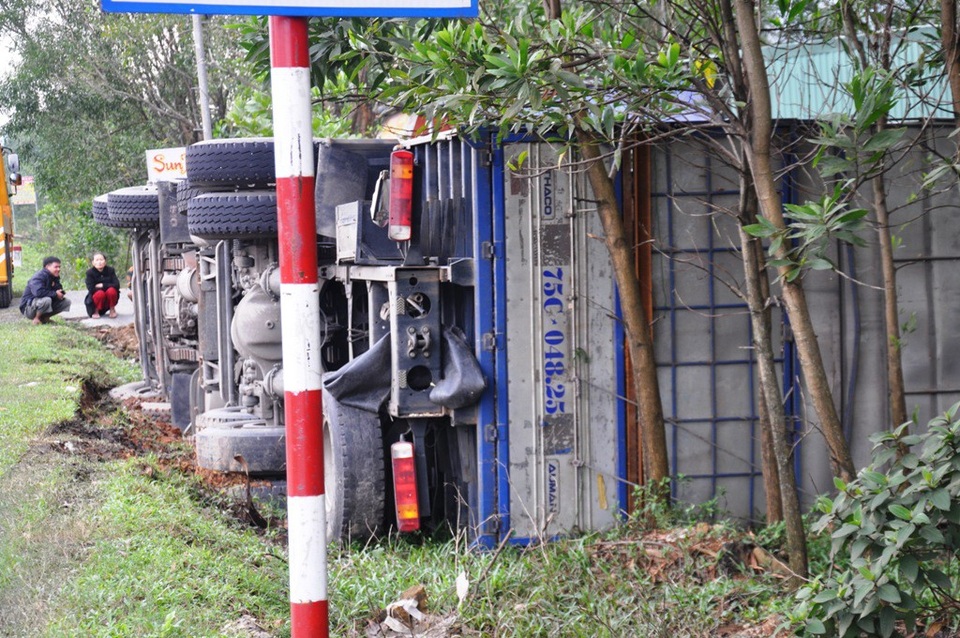 Một giờ, liên tiếp 3 vụ tai nạn trên QL 1A - 2 Vụ thứ 2