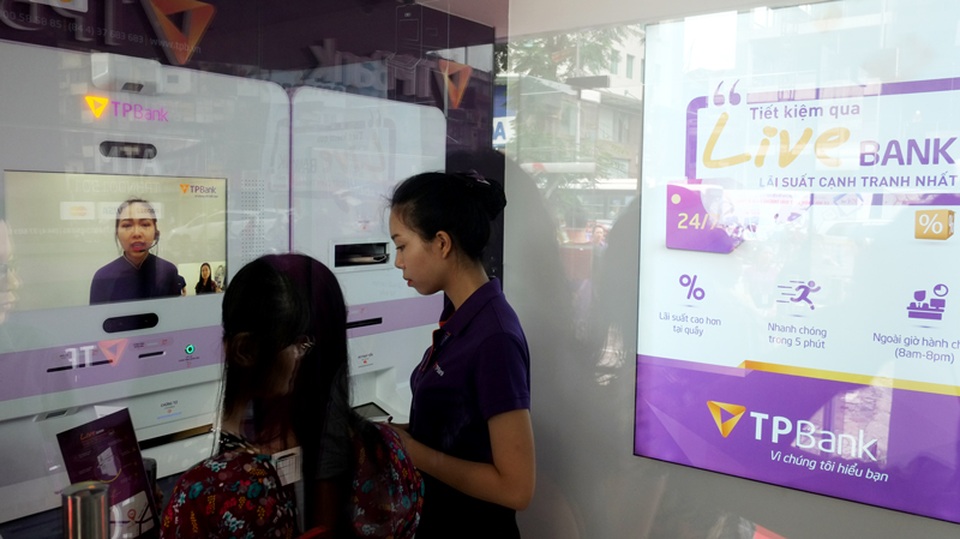 Xu hướng chuyển dịch từ ATM sang VTM của các "ông lớn" ngân hàng - 2
TPBank đã triển khai được 30/50 máy LiveBank theo kế hoạch mở rộng hệ thống LiveBank của ngân hàng trong năm 2017