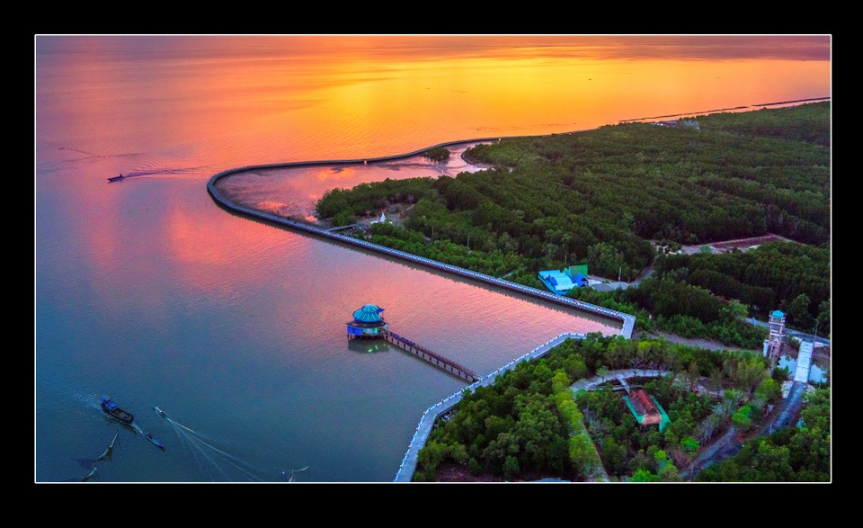 Việt Nam đẹp nao lòng khi nhìn từ trên cao - 1 Bức ảnh “Mũi Cà Mau”, tác giả Nguyễn Vinh Hiển (Vĩnh Long) được trao giải nhất.