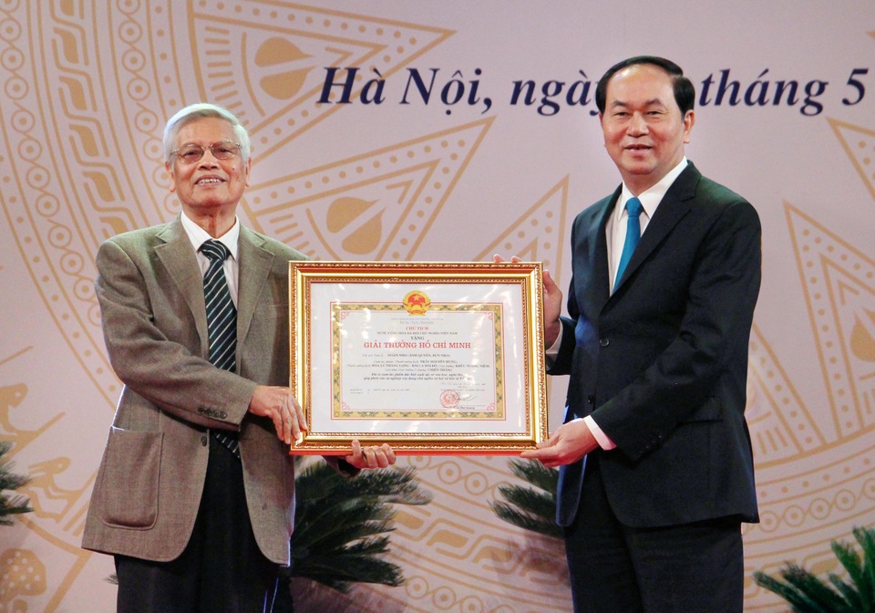Nhạc sĩ Doãn Nho: Bao giờ cho đến… ngày xưa - 1 Chủ tịch nước Trần Đại Quang trao giải thưởng Hồ Chí Minh cho nhạc sĩ Doãn Nho.
