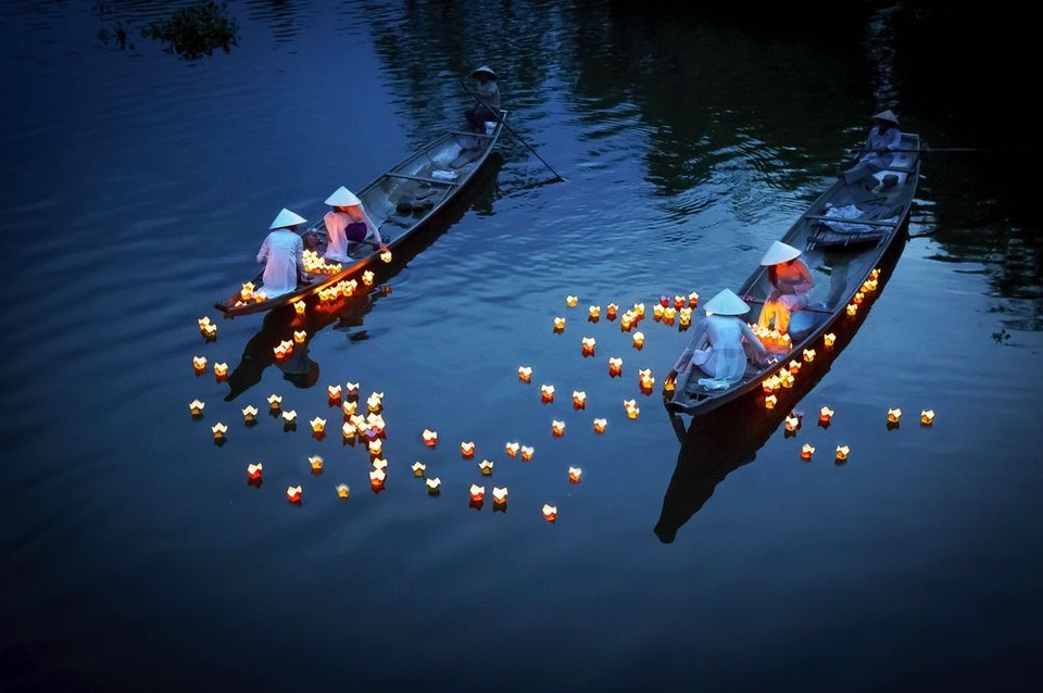 Những hình ảnh xuất sắc của nhiếp ảnh gia Việt đăng trên National Geographic - 1
Các cô gái trong áo dài áo dài truyền thống ở thành phố Huế thả những ngọn nến nổi trên sông để cầu nguyện cho người đã khuất. Thả hoa đăng là một trong các phong tục truyền thống tại các quốc gia Phật giáo như Việt Nam. (Click vào đây để xem ảnh kích thước lớn)