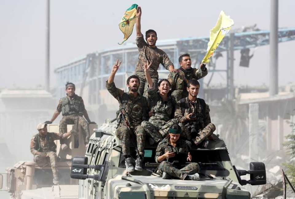 Ngày tàn của phiến quân IS tại thủ phủ Raqqa - 1
Ngày 17/10 đã trở thành một ngày lịch sử với người dân Raqqa khi Lực lượng Dân chủ Syria (SDF) do Mỹ hậu thuẫn đã tuyên bố sẽ sớm giành lại được độc lập cho vùng đất này sau suốt 3 năm bị IS chiếm giữ và coi là thủ phủ. Trong ảnh: Lực lượng SDF ăn mừng thắng lợi ở Raqqa.