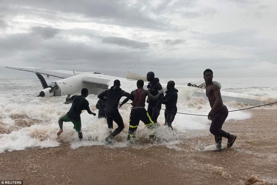 Máy bay chở hàng cho quân đội Pháp rơi xuống biển, ít nhất 4 người chết - 2 (Ảnh: Reuters)