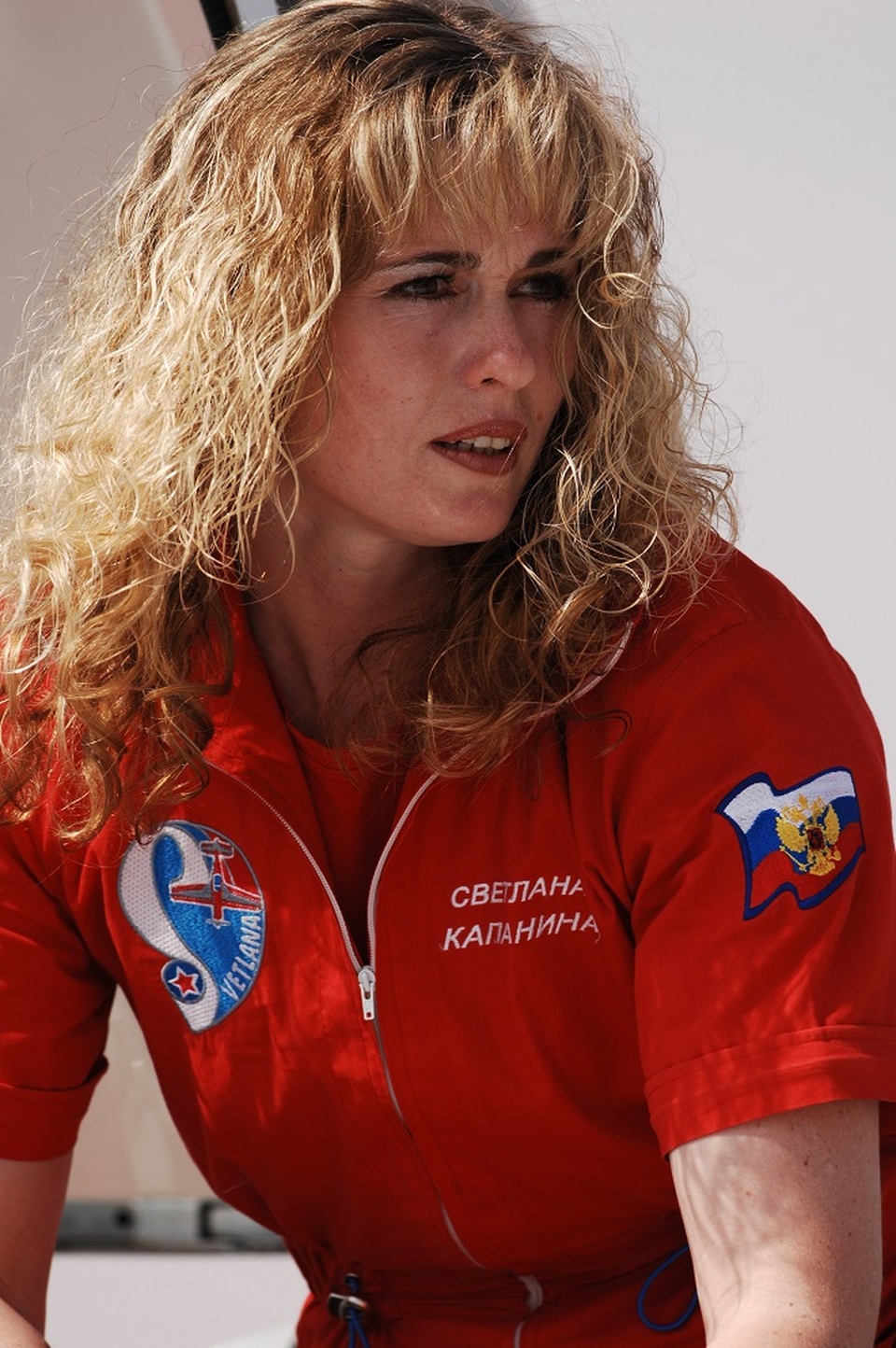Svetlana Kapanina, 47 tuổi là nữ phi công nhào lộn được sinh ra tại Shchuchinsk, Kazakh SSR, Liên Xô (nay là Kazakhstan). Bà là nữ phi công giành nhiều giải vô địch trình diễn máy bay nhất thế giới với 7 lần chiến thắng vào các năm 1996, 1998, 2001, 2003, 2005, 2007 và 2011.