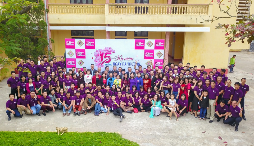 "Chúng mày ơi, về với trường, với lớp đi…" - 1
Tập thể học sinh Khóa 99-02 Trực Ninh chụp ảnh kỷ niệm cùng thầy, cô giáo