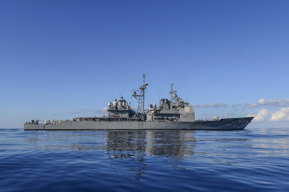 Dàn vũ khí tối tân trên tàu tuần dương Mỹ sắp đến Trung Đông - 1
Tàu tuần dương USS Monterey dài 172m, rộng gần 17m, chính thức được đưa vào biên chế hải quân Mỹ từ tháng 6/1990. Thủy thủ đoàn của tàu bao gồm 37 sĩ quan và 327 thủy thủ.