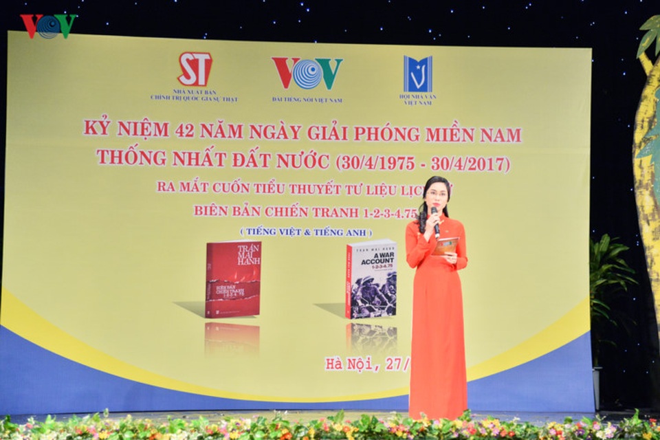 Chùm ảnh: Ra mắt tiểu thuyết “Biên bản chiến tranh 1-2-3-4.75“ tại VOV - 1 Sáng 27/4, Đài TNVN, Nhà xuất bản Chính trị Quốc gia - Sự thật và Hội Nhà văn Việt Nam đã tổ chức Kỷ niệm 42 năm Ngày giải phóng Miền Nam, thống nhất đất nước (30/4/1975 - 30/4/2017) và ra mắt cuốn tiểu thuyết tư liệu lịch sử “Biên bản chiến tranh 1-2-3-4.75” của Nhà báo-Nhà văn Trần Mai Hạnh (bản tiếng Việt và tiếng Anh).