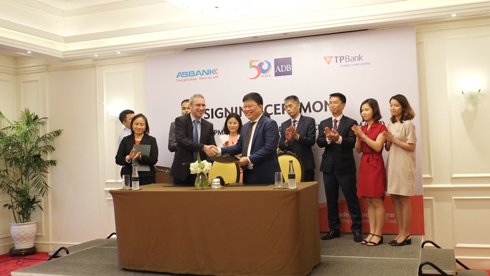 Tiết lộ về sức hấp dẫn của ngân hàng số với đối tác ngoại - 1 ADB vừa cấp hạn mức bảo lãnh tài trợ thương mại 30 triệu USD cho TPBank, nâng cao đáng kể sức mạnh tín dụng của nhà băng.