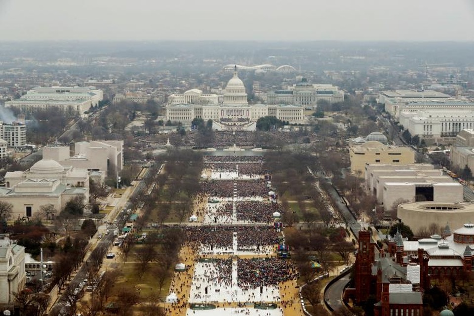 6 tháng đầu tiên đầy "sóng gió" của Tổng thống Trump tại Nhà Trắng - 1
Dòng người tham dự lễ nhậm chức của tỷ phú Trump ngày 20/1/2017. (Ảnh: Reuters)
