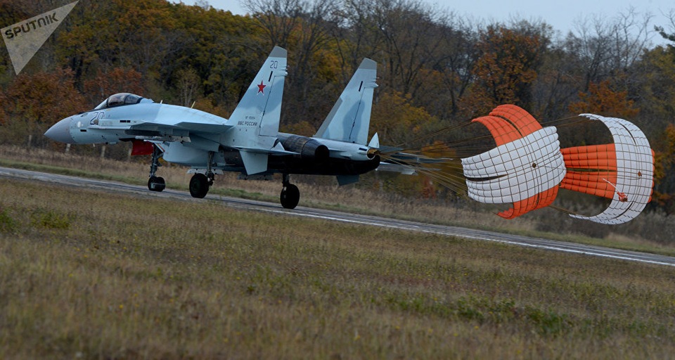 Ngắm dàn máy bay hiện đại bên trong đơn vị không quân danh tiếng của Nga - 1
Một chiếc Su-35S thuộc trung đoàn 22 trong một cuộc tập trận chiến thuật. Điểm mạnh nhất của Su-35S là tính cơ động đặc biệt, được trang bị động cơ công suất cao với vector lực đẩy, hệ thống điều khiển kỹ thuật số tiên tiến và những cải tiến về cơ giới hóa. Khi Su-35S phô diễn khả năng tại triển lãm hàng không Paris mới đây, nó được mệnh danh là “UFO của Nga”. (Ảnh: Sputnik)