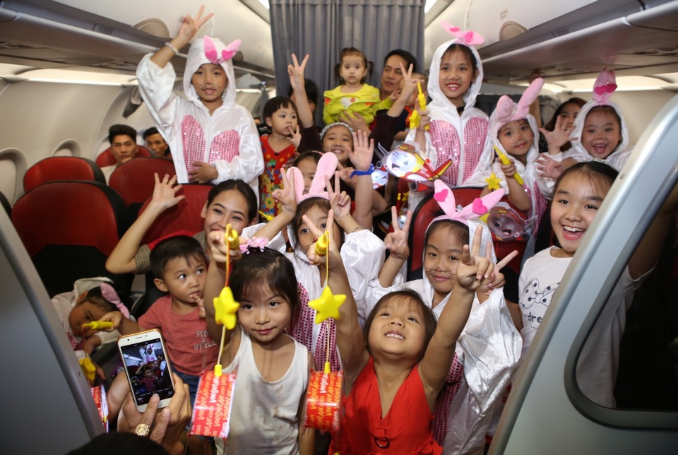 Hành khách nhí đáng yêu mùa trung thu Vietjet - 10 Mỗi chuyến bay Vietjet là một trải nghiệm tuyệt vời. Vietjet vẫn tiếp tục hành trình mang niềm vui dành tặng hành khách để nụ cười, niềm vui mãi lan tỏa.