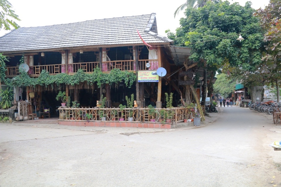 So với bản Văn, Bản Lác nằm cách xa thị trấn Mai Châu hơn 2km nhưng lại nhộn nhịp và tấp nập hơn nhiều. Đây là bản du lịch được đưa vào khai thác du lịch có thâm niên ở Mai Châu, Hòa Bình nên từ lâu đã có tiếng trong lòng nhiều du khách.