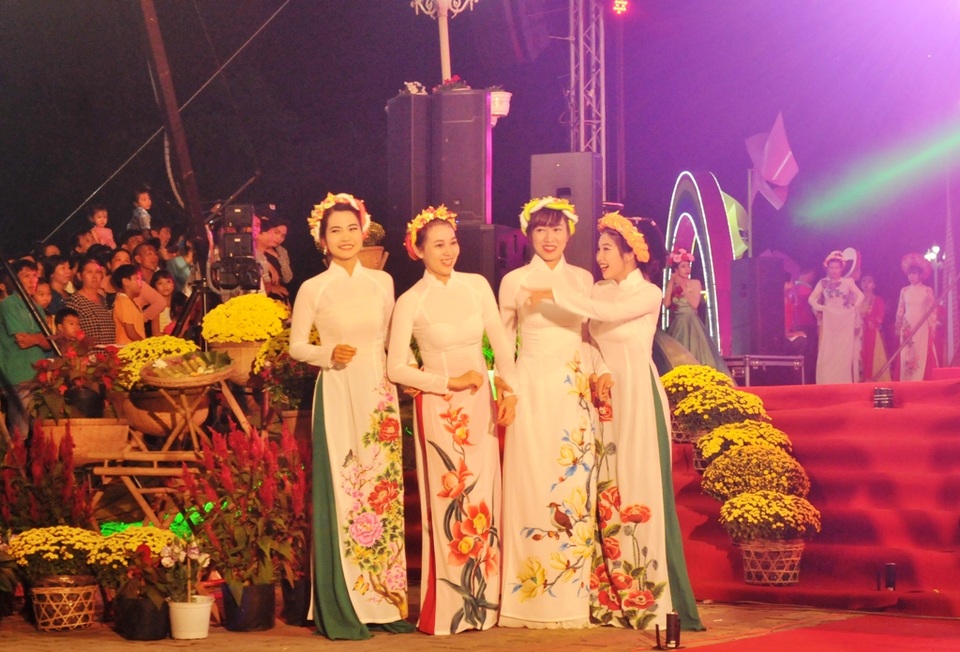 Nét xinh tươi của những cô gái trong tà áo dài trắng có họa tiết rực rỡ