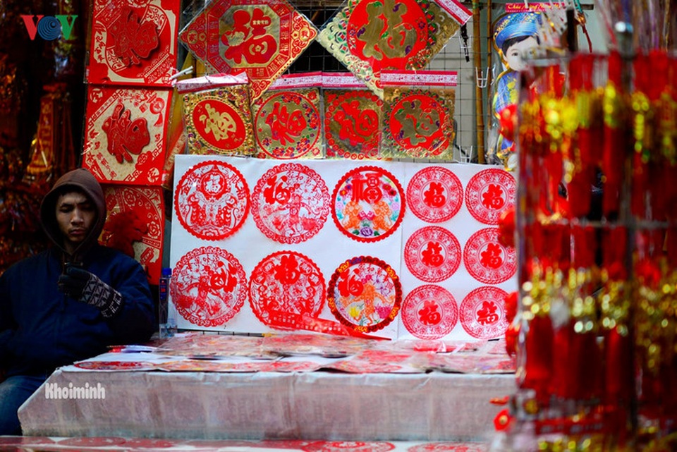 Xuân về trên khắp phố phường Hà Nội - 10
Sắc xuân tràn ngập sạp hàng bán đồ trang trí Tết.