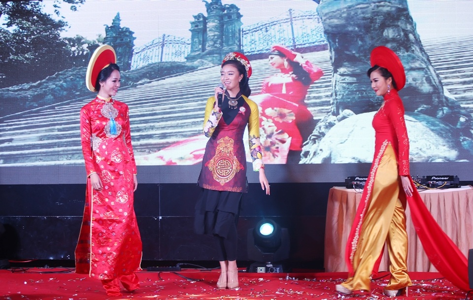 Người đẹp Đà thành hội tụ trong đêm tiệc của MC miền Trung - 6 Hoa khôi Đà Nẵng - Như Thủy trổ tài ca hát trong chương trình