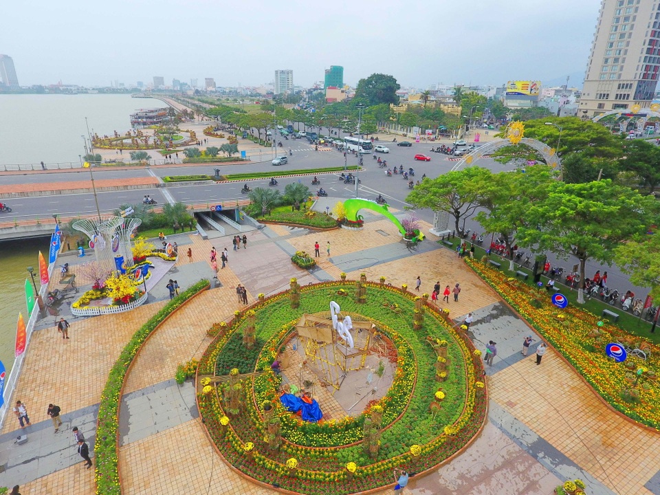 Ngắm Đà Nẵng từ trên cao trời đất vào xuân - 9 Điểm nhấn ở đuôi Cầu Rồng luôn thu hút du khách đến tham quan, chụp hình lưu niệm nhất là trong dịp Tết