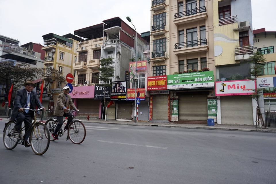 
Những người già đạp xe thong dong trong buổi sáng đầu năm.
