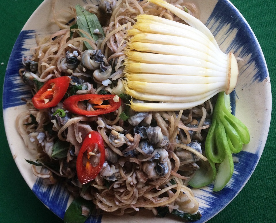 Về miền Tây đừng quên thưởng thức cá lóc đồng nướng rơm - 10 Độc đáo nhất là món gỏi hến