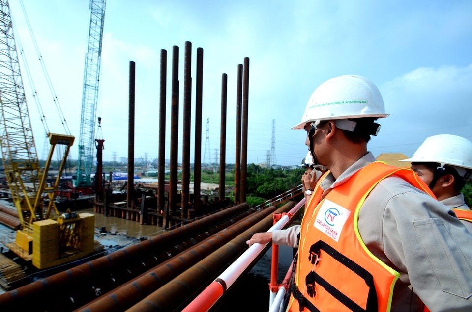 TPHCM: Hối hả nhịp lao động xuyên Tết trên công trường chống ngập - 10 Anh Nguyễn Văn Tú, chỉ huy trưởng công trình hiểu được tâm tư của anh em công nhân ngày tết xa quê nên luôn quan tâm sâu sát đời sống anh em công nhân.