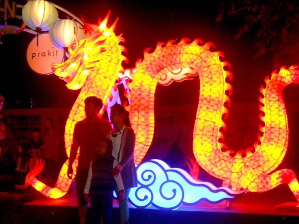 Hội An: Du khách "đội mưa" xem trình diễn ánh sáng - 10 Du khách rất hứng khởi với một Hội An khác lạ dưới mưa
