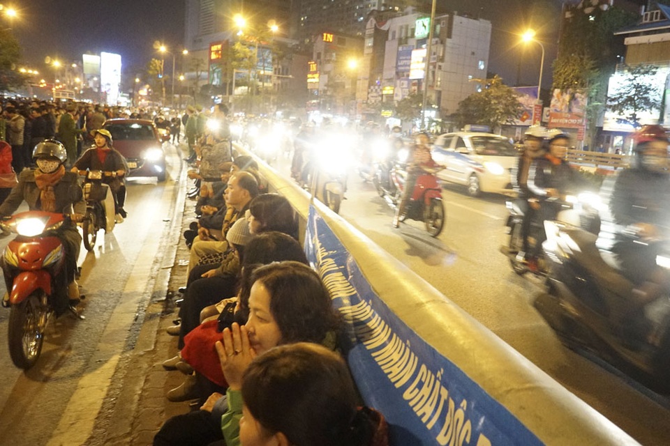 Hàng nghìn người ngồi lòng đường "giải hạn" đầu năm - 9 Một lượng người đến muộn phải ngồi tại giải lan can phân cách của cầu vượt Ngã Tư Sở.