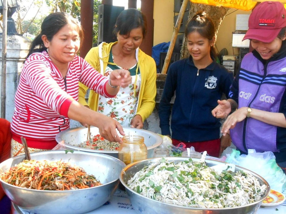 Nhiều món ăn truyền thống dân dã như bánh đúc, bánh thuẫn…được bày bán tại chợ quê