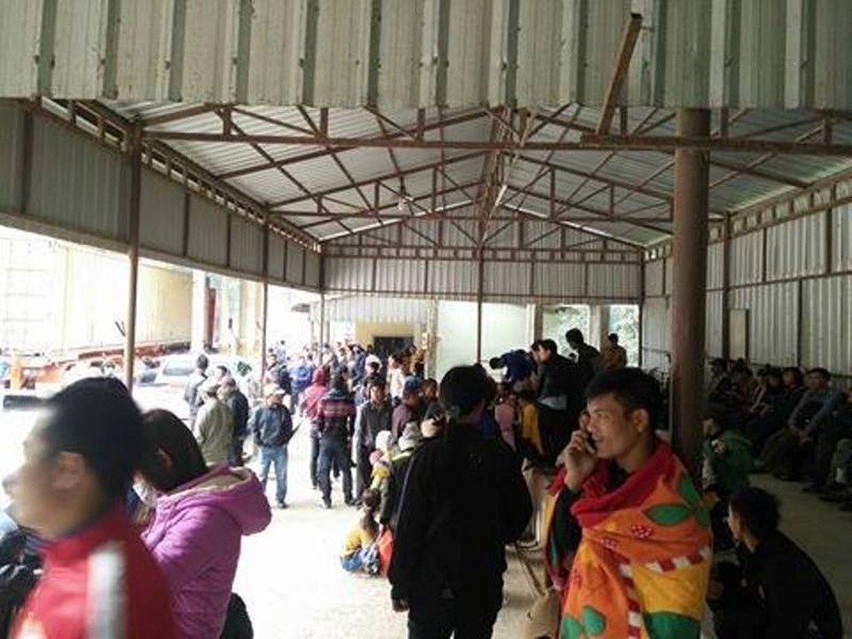 Hàng nghìn lao động "đổ xô" đi làm thủ tục xuất cảnh - 8 
Lực lượng chức năng phải túc trực 24/24 để phục vụ người dân