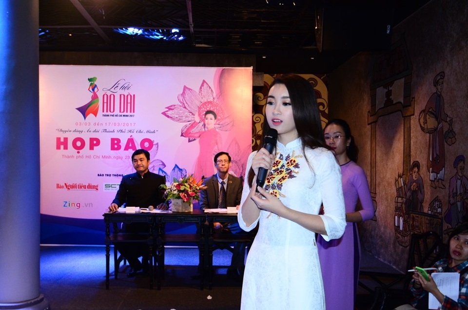 Lễ hội Áo dài TPHCM 2017: Cách tân vẫn giữ được tính truyền thống! - 10 Hoa hậu Đỗ Mỹ Linh làm đại sứ cho lễ hội áo dài 2017.