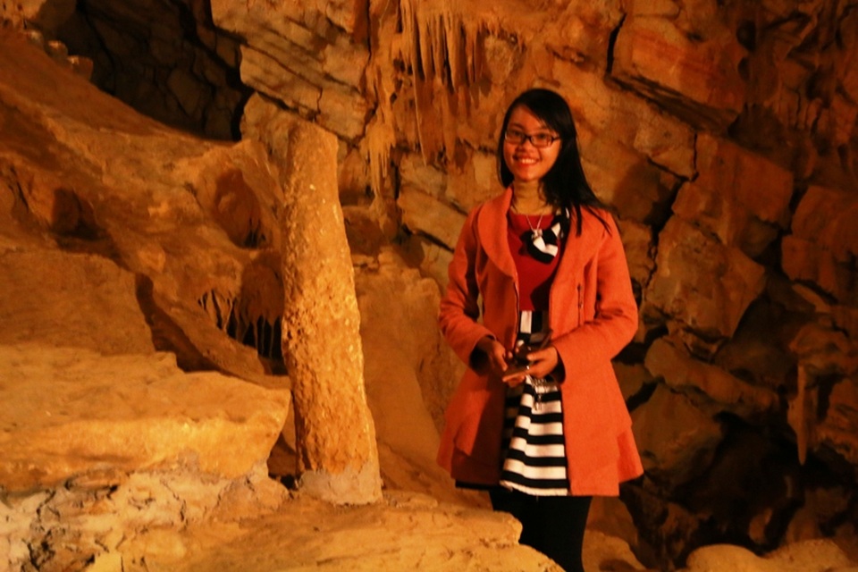 Cột mốc số 0 nơi đánh dấu giữa thiên đường - trần gian và địa ngục trong động Vái Giời. Nhiều du khách đến tham quan động thường chụp ảnh lưu niệm với cây cột mốc đặt biệt này.