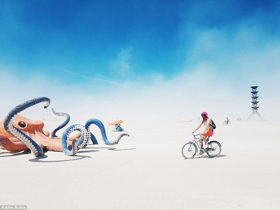 Bức “Surreal” (Siêu thực) ở hạng mục ảnh Điện thoại, của tác giả Alina Rudya (Đức), chụp một góc lễ hội Burning Man tổ chức ở sa mạc Black Rock, bang Nevada, Mỹ.