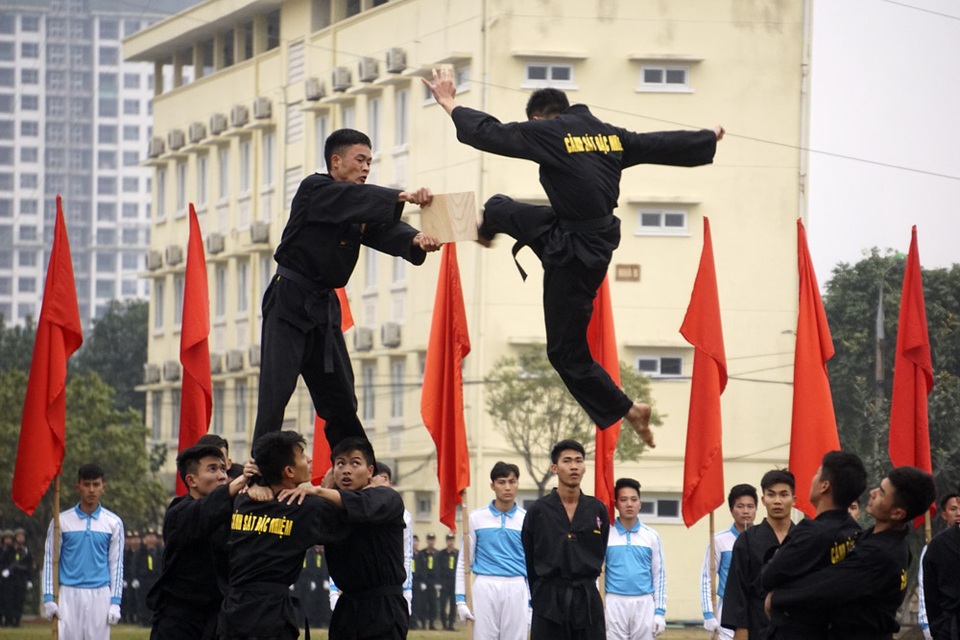 Những pha võ thuật "mình đồng da sắt" của cảnh sát đặc nhiệm - 10 Một chiến sỹ thể hiện võ nghệ cao cường khi ra nhiều đòn đánh đồng thời vô cùng chính xác.