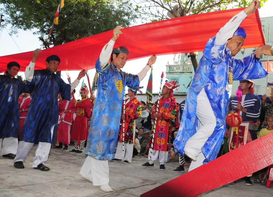 Đội cầu cho thần vào chánh điện lăng Ông
