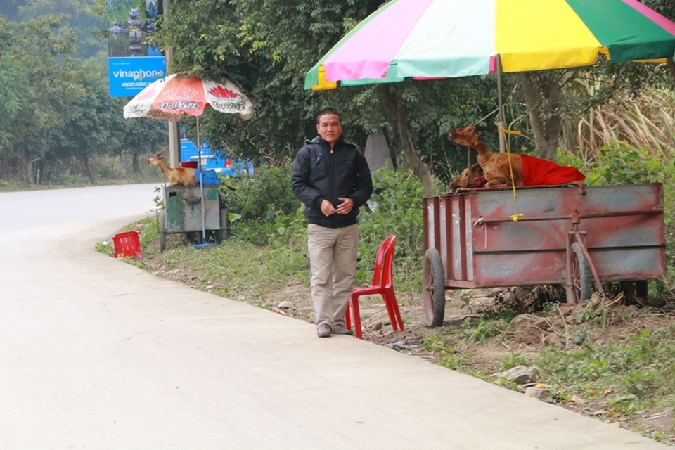 Ninh Bình: Kiếm tiền triệu trong ngày nhờ bán thịt dê - 10 Có những điểm bày bán sát bên đường nơi có nhiều xe cộ qua lại, rất bụi bẩn, chưa kể các loại vi sinh vật, ruồi muỗi bu bám vào những con dê trưng bán thịt nhưng không có một thứ gì để che đậy.