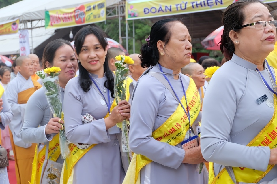 Phật tử thành kính dâng hoa