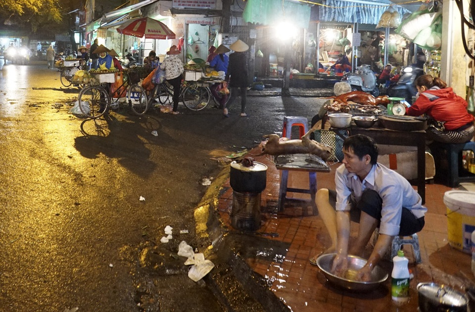 Chợ cóc Hà Nội trong chiến dịch dọn dẹp vỉa hè - 11 Một khu chợ cóc vào cuối ngày tại khu Thành Công.